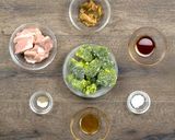 ブロッコリーと鶏肉のザーサイ炒め作り方1写真
