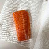 簡単！サーモンとアボカドの濃厚ポキ丼作り方1写真