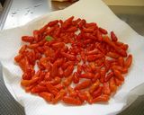 色鮮やかコーレーグース　唐辛子の泡盛漬け作り方3写真