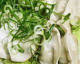 レトルト●焼き餃子をのせる＝餃子サラダ作り方3写真