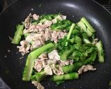 大根の葉と豚肉とナスのオイスター炒め作り方2写真