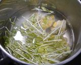 簡単！天ぷらと豆苗のお味噌汁作り方1写真