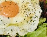ガーリックソースになる目玉焼きのサラダ作り方3写真