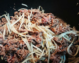 牛肩ロースともやしの塩胡椒炒め作り方2写真