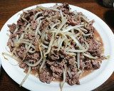 牛肩ロースともやしの塩胡椒炒め作り方3写真
