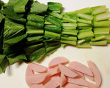 簡単＊小松菜と魚肉ソーセージのバター炒め作り方1写真