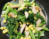 簡単＊小松菜と魚肉ソーセージのバター炒め作り方3写真