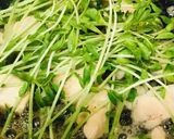 豆苗＆鶏肉のガーリックソース炒め作り方3写真