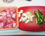 鶏ももとピーマンとネギの蒸し炒め作り方1写真