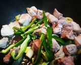 鶏ももとピーマンとネギの蒸し炒め作り方3写真
