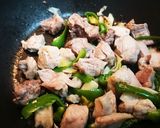 鶏ももとピーマンとネギの蒸し炒め作り方4写真