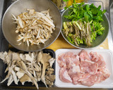 鶏肉とごぼうと芹と舞茸の鍋作り方2写真