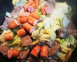 牛バラカルビとソーセージと白菜の煮込み作り方3写真