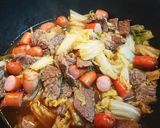 牛バラカルビとソーセージと白菜の煮込み作り方4写真