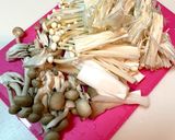 きのこと牛肉のトマトジュースチーズ煮込み作り方1写真
