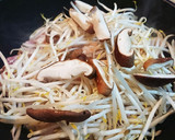 鶏ももと椎茸ともやしの塩胡椒炒め作り方3写真