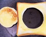 トーストの中に目玉焼き★作り方1写真