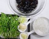 絶品♪きくらげと豆苗の香味炒め作り方1写真