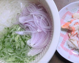 本物のカニで、大根と胡瓜の新鮮サラダを作り方2写真