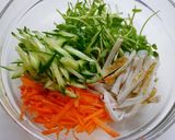 簡単！たっぷり豆苗サラダ作り方1写真