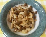 鶏皮しめじのめんつゆ炒め☆彡作り方3写真