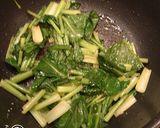 小松菜のニンニク、豆板醤、塩麹炒め！作り方5写真