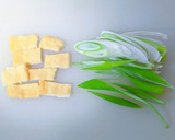 豆富と油揚げ・長ネギの味噌汁作り方1写真