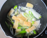 豆富と油揚げ・長ネギの味噌汁作り方2写真