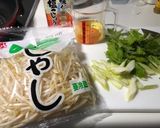 セロリの葉ともやしと卵の炒め物作り方1写真