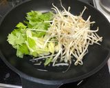 セロリの葉ともやしと卵の炒め物作り方2写真