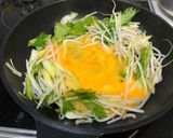 セロリの葉ともやしと卵の炒め物作り方3写真