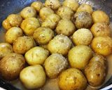 小粒新じゃがのごま味噌がらめ。作り方3写真