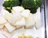 ブロッコリー大根と手羽元のとろとろスープ作り方1写真