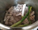 ラーメンスープでひと味アップ！モツ煮込み作り方1写真