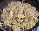 塩と醤油でシンプルに♪大豆もやしの卵炒め作り方3写真