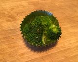 ブロッコリー焼き in おかずカップ♪作り方1写真