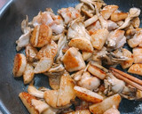 ご飯進む！鶏肉と長芋と舞茸のガリバタ醤油作り方5写真