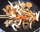 魚介類ときのこのバターじょうゆ炒め♬作り方3写真