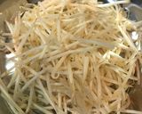 萌やしとウィンナーのペペロンチーノ炒め作り方2写真