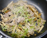 簡単！豚コマ舞茸のマヨ七味炒め作り方4写真
