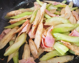 セロリと牛蒡のペペロンチーノ炒め作り方3写真