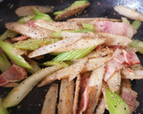 セロリと牛蒡のペペロンチーノ炒め作り方4写真