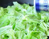 キャベツと豚肉とチーズの蒸し焼き♪作り方3写真
