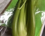 セロリの葉マヨタマゴ粒マスタード炒め作り方1写真
