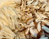 お腹喜ぶ！三種のきのこのペペロン炒め♬作り方1写真