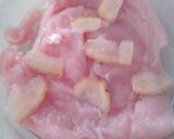 お酒で柔らかく蒸した鶏むね肉豆乳パスタ作り方1写真