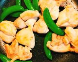 簡単ヘルシー♡鶏肉とスナップえんどう炒め作り方7写真