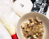 料理中のお肉で、お握り作り方1写真