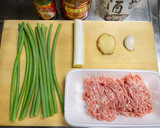 豚挽肉とニンニクの芽炒め丼作り方1写真