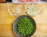 豚挽肉とニンニクの芽炒め丼作り方2写真